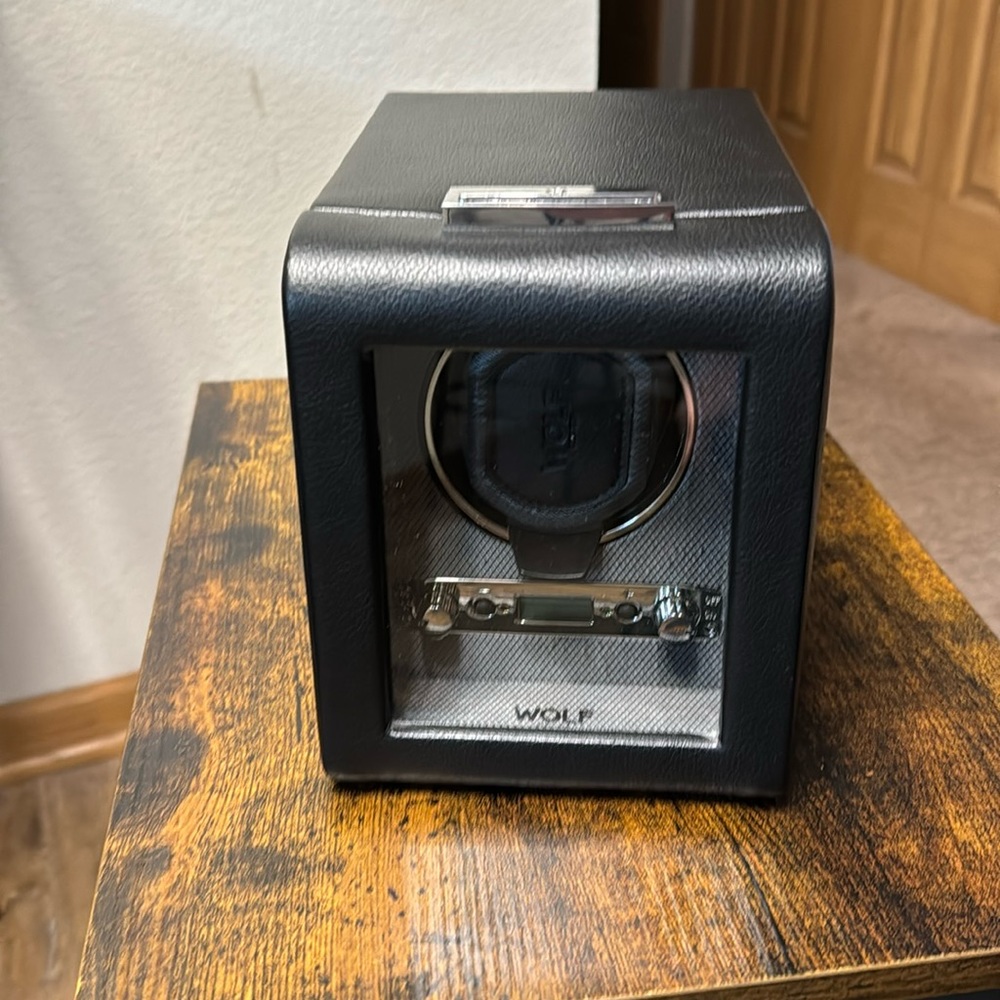 WOLF Viceroy watchwinder.